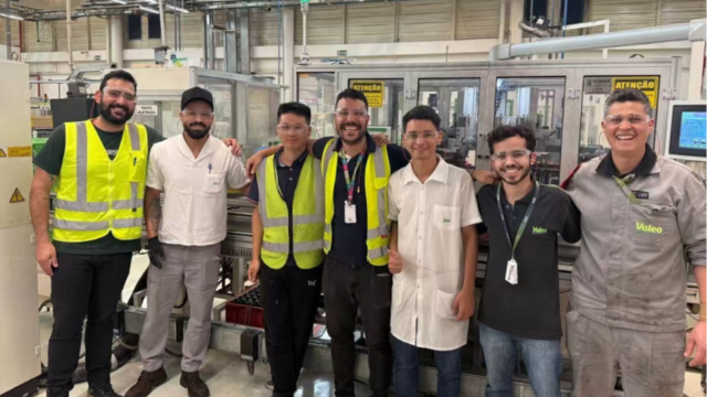 集智股份专业团队顺利完成巴西法雷奥设备回访与维护！